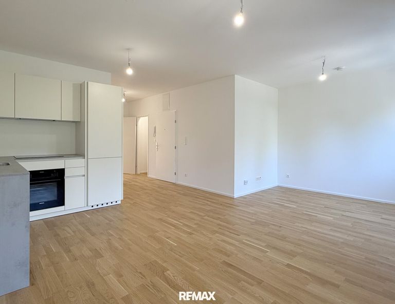 Wohnzimmer mit offener Küche