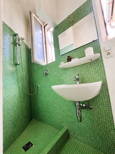 Bad mit Dusche, WC, Waschbecken + Fenster