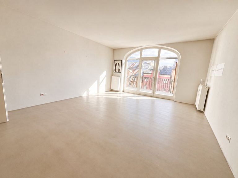Großer Büroraum mit Zugang zum Balkon