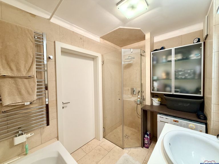 Bad (Badewanne, Glasdusche und Waschtisch)