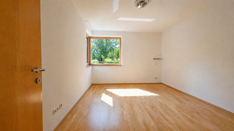 Komfortables & helles Schlafzimmer Kompagnon Immobilien
