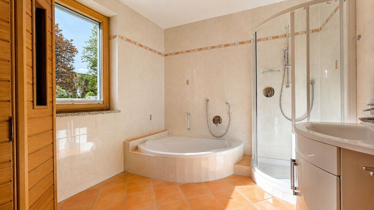 Helles und großes Badezimmer Kompagnon Immobilien