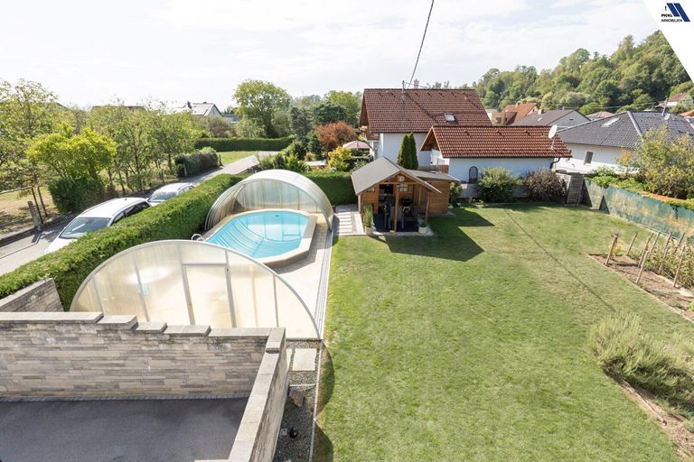 Blick von Dachterrasse und Stellplätze