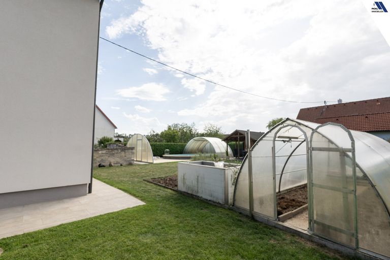 Glashaus und Garten