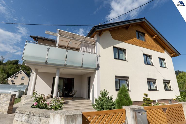 Hausansicht mit Terrassen