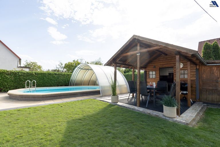 Poolhaus mit Küche und Terrasse