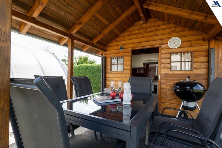Poolhaus mit Küche und Terrasse 1