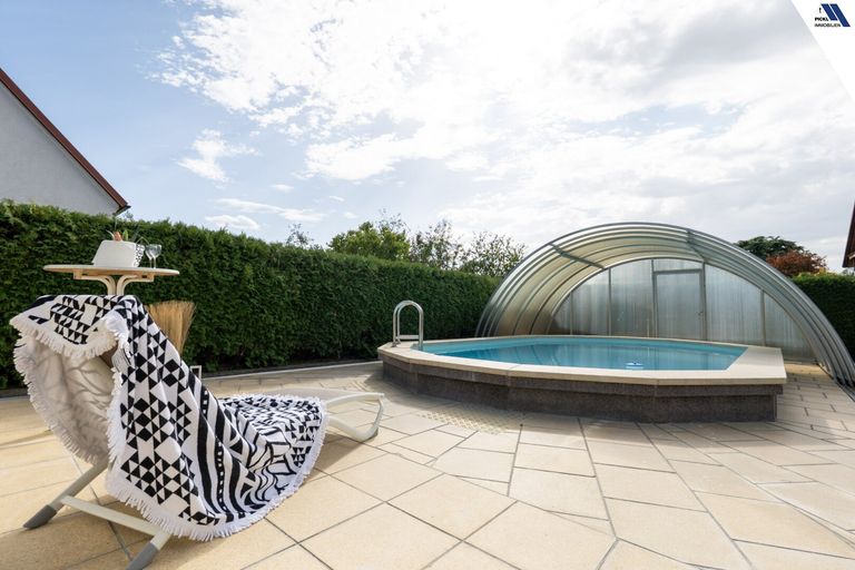 Pool mit Abdeckung 1