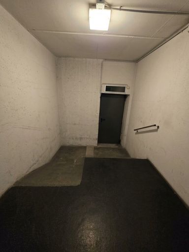 Tiefgarageneingang mit Rampe