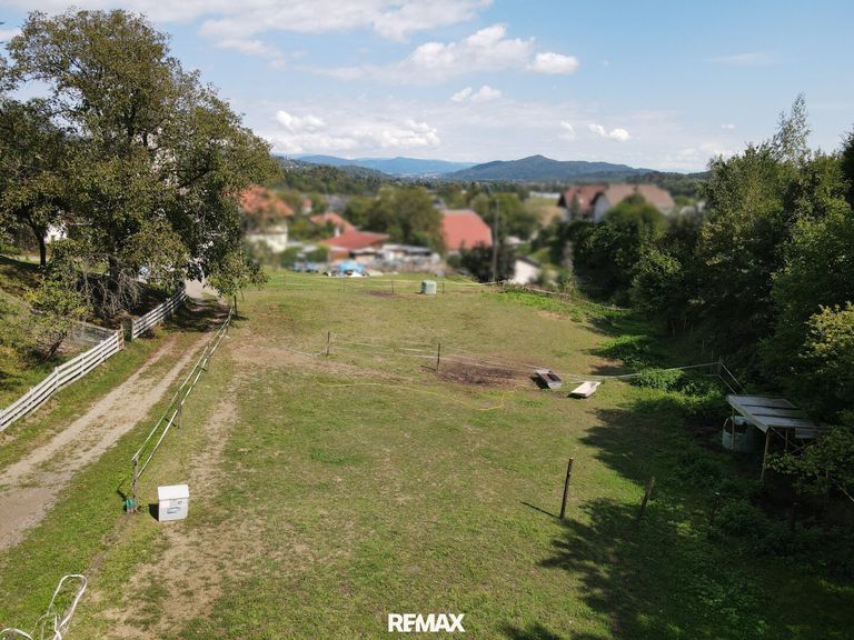 Grund inkl. Umgebung und Zufahrt