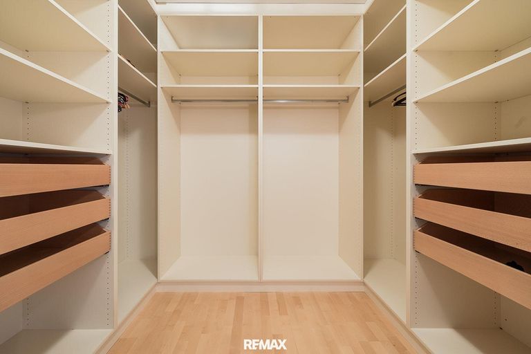 Kleiderschrank