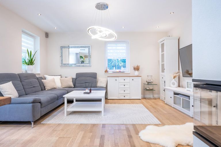 Helles Wohnzimmer mit Kamin