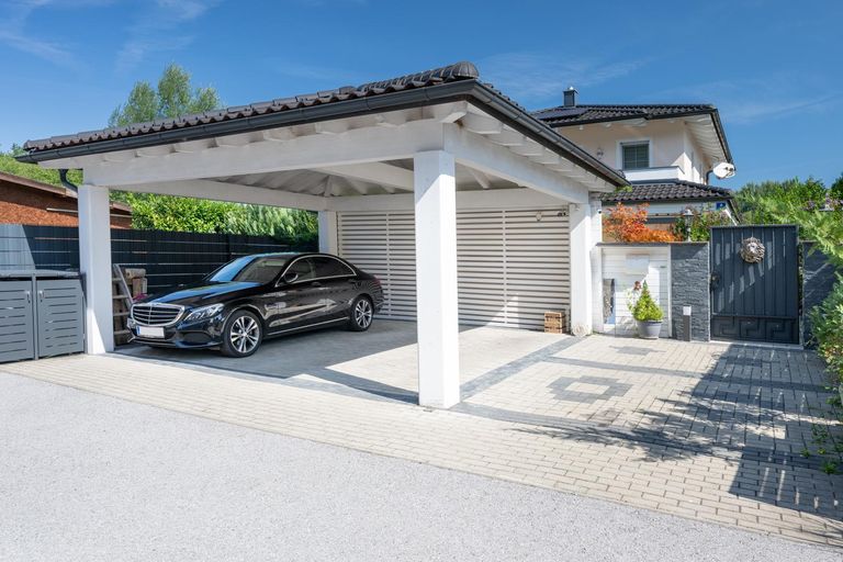 Carport und Außenstellplatz