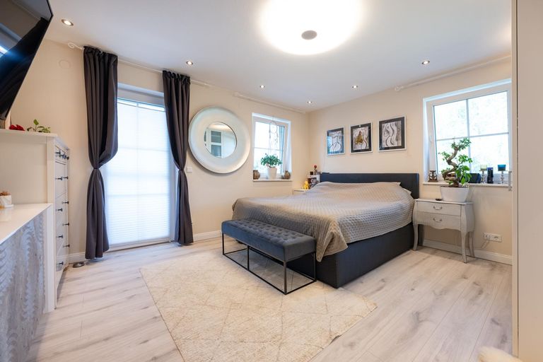 Zimmer im OG Richtung Westen mit Balkonzugang