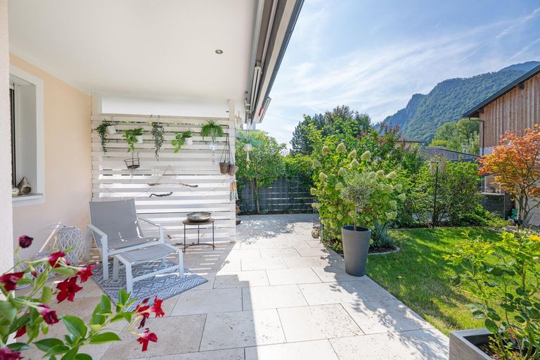 Zweite Terrasse vollständig überdacht mit Garten