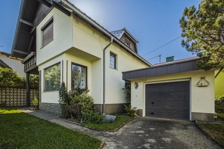 Nordostansicht mit Garage