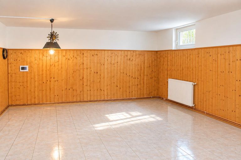 Raum Keller ca. 33m², mittels AI Gegenstände entf.