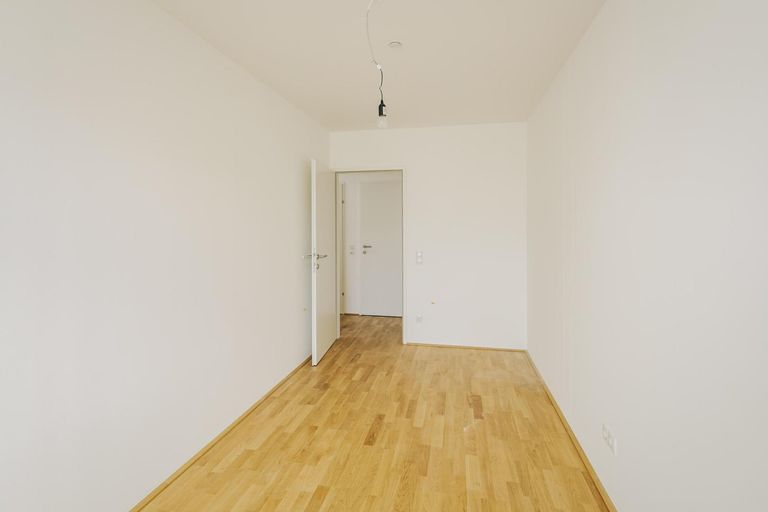 Schlafzimmer einer identen Wohnung im Haus