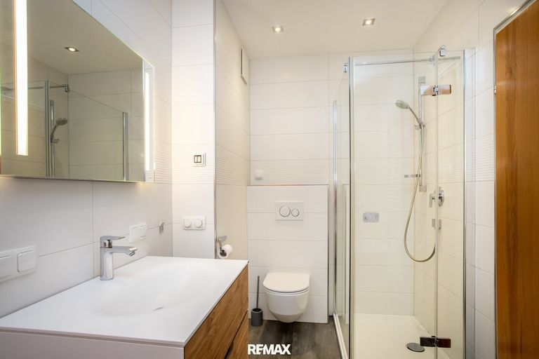 Badezimmer mit Badewanne und Dusche