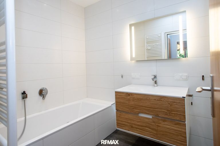 Badezimmer mit Badewanne und Dusche