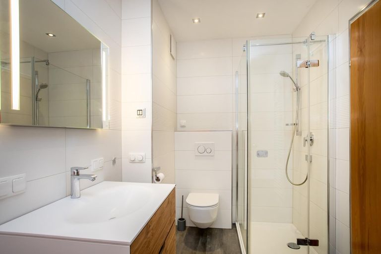 Badezimmer mit Badewanne und Dusche