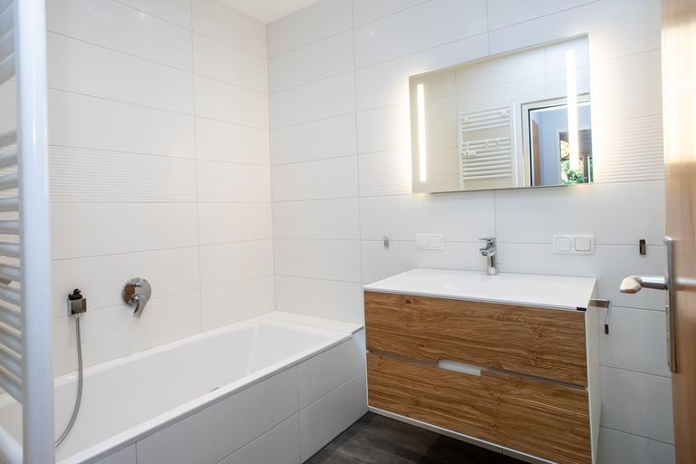 Badezimmer mit Badewanne und Dusche