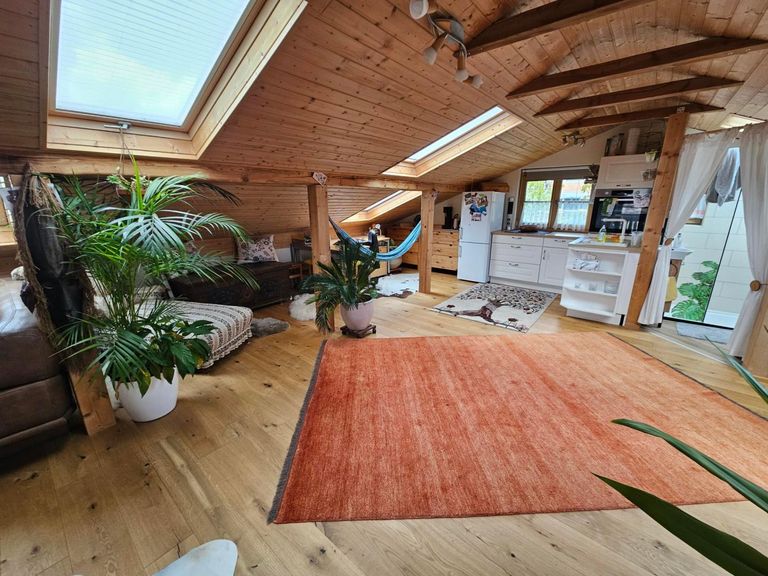 RENOVIERTES LOFT IM DACHGESCHOSS IN HOLZLEITEN