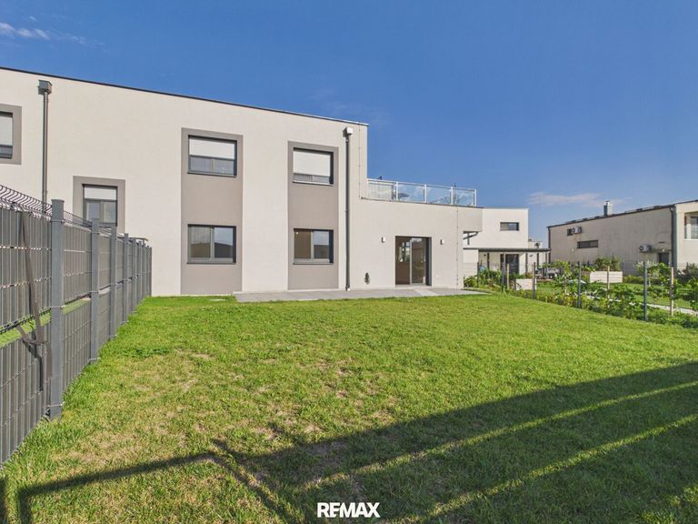 Gartenansicht mit Terrasse