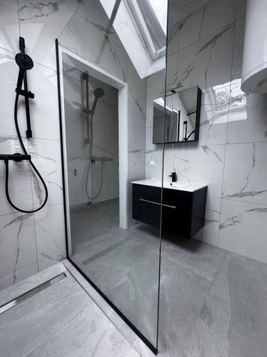 Bad mit Fenster und Dusche