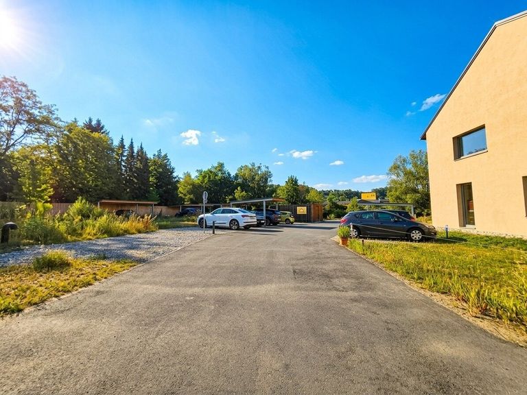 Parkbereich vorm Haus