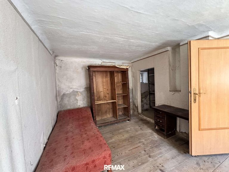 EFH 3481 Fels-Zimmer unsaniert