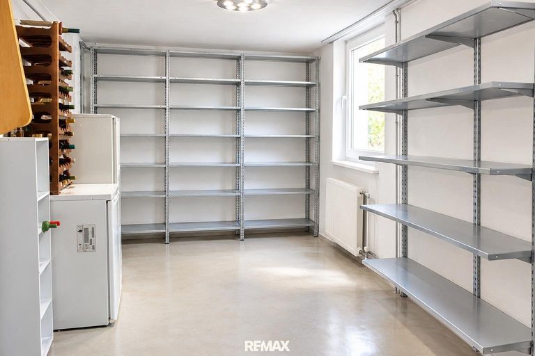 Raum Keller ca. 22m², mittels AI Gegenstände entf.
