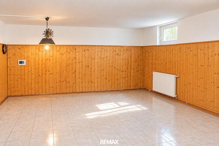 Raum Keller ca. 33m², mittels AI Gegenstände entf.