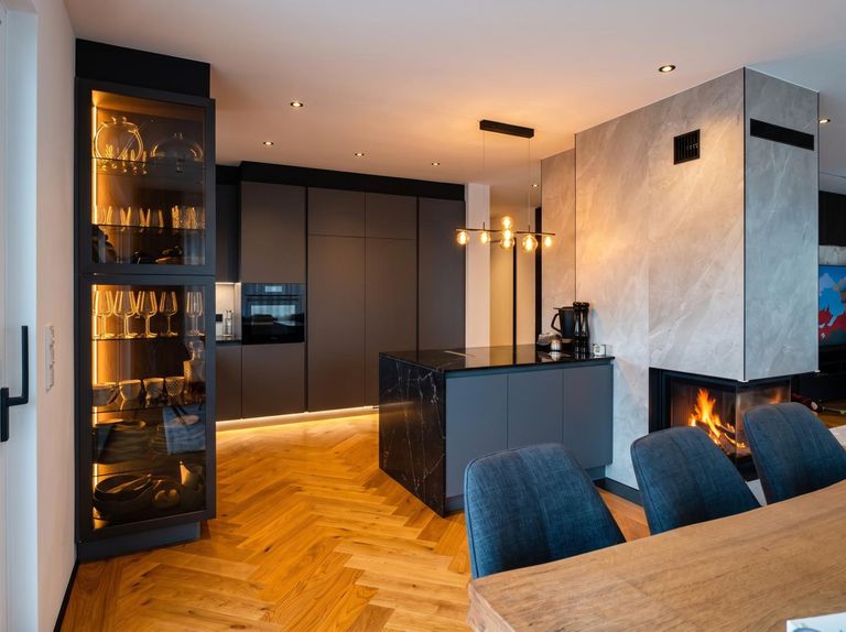 Wohnzimmer mit Feuerstelle