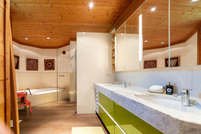 Bad mit Dusche und Badewanne