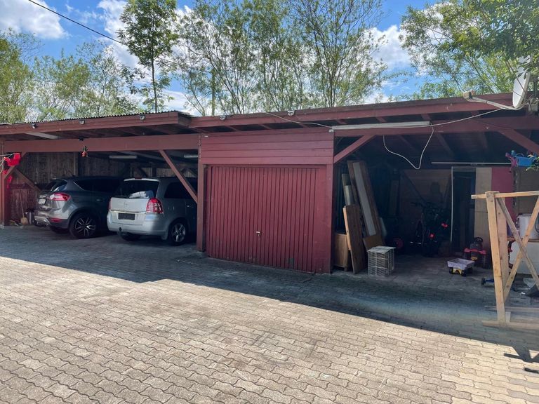 Außenbereich und Parkmöglichkeiten