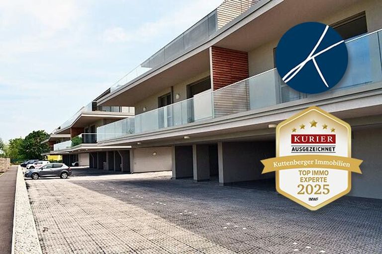 Vorderansicht mit den Parkplätzen