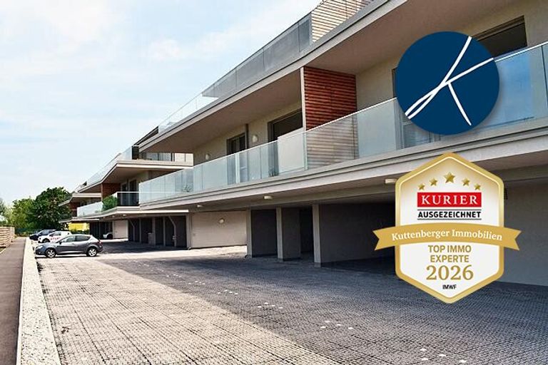 Vorderansicht mit den Parkplätzen