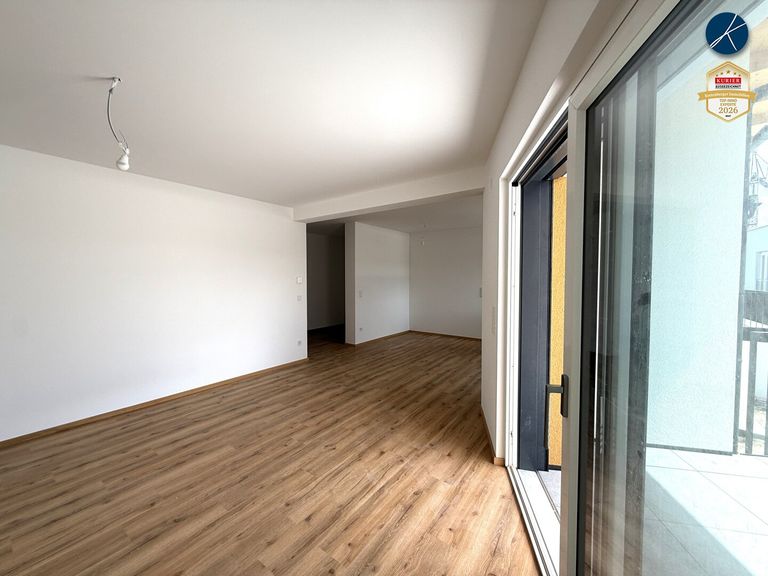 Wohnzimmer mit Balkonzugang