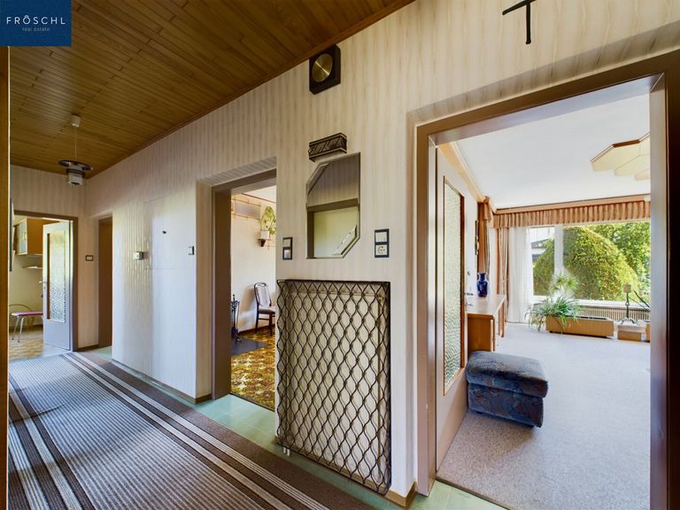 Zentraler Flur mit Blick ins Wohnzimmer