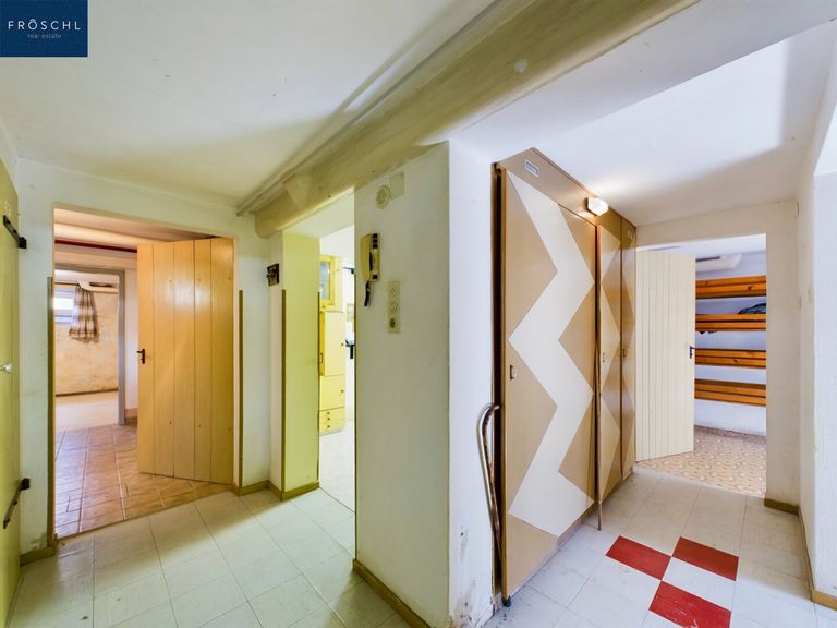 Zentraler Vorraum im Keller