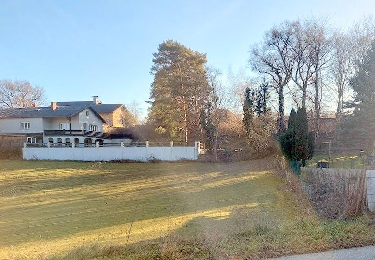 Das Grundstück von der Straße gesehen