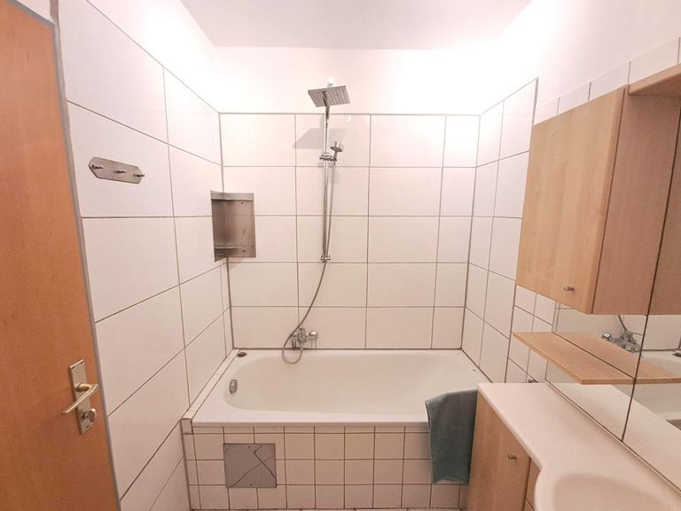 Bad mit Badewanne
