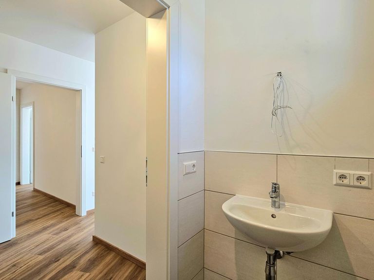 Waschbecken und Vorraum in Schlafzimmer 3