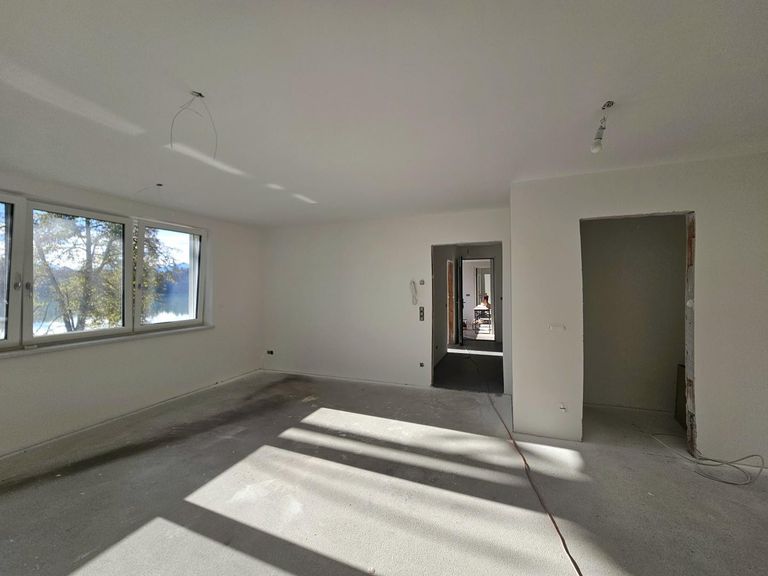 Wohnbereich + Flur vor Balkonerrichtung