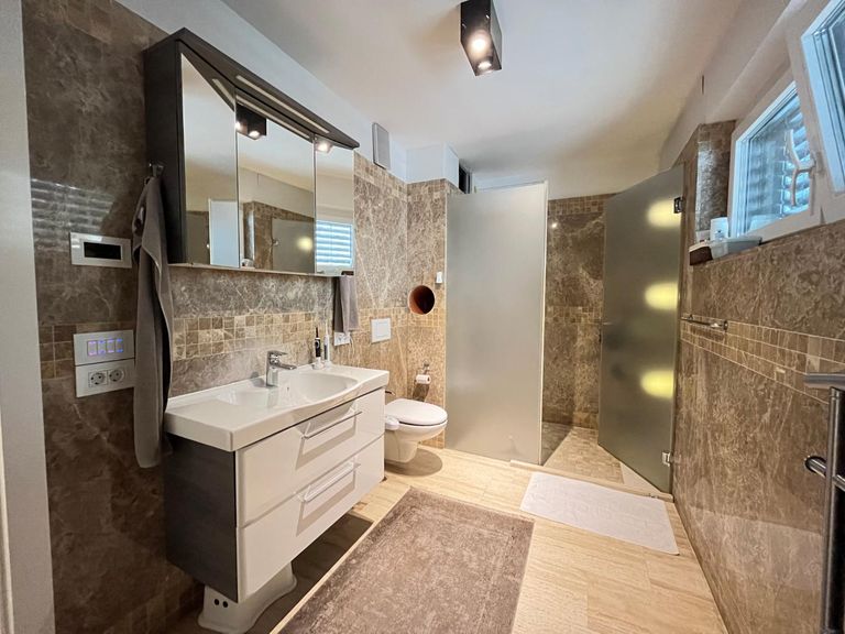 Badezimmer im Obergeschoss