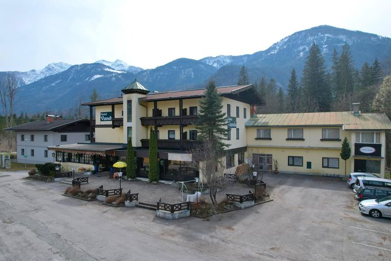 Hotel umgeben von einer grandiosen Berglandschaft