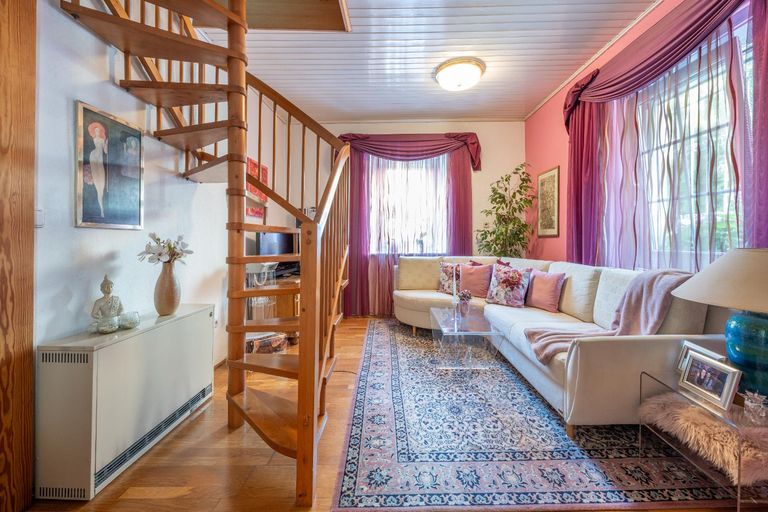 Wohnraum mit Aufgang erster Stock