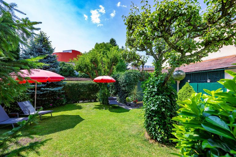 Gartenlaube mit Zubauten