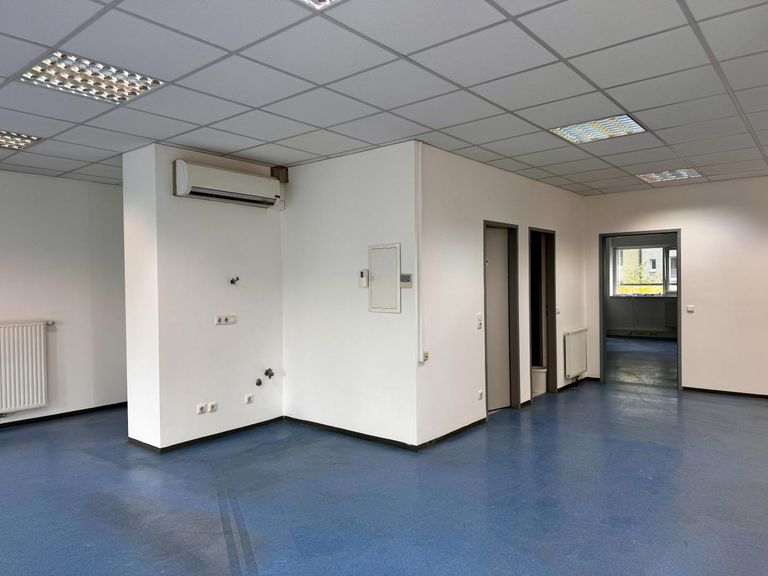 Großraumbüro Westseite mit Garderobennische